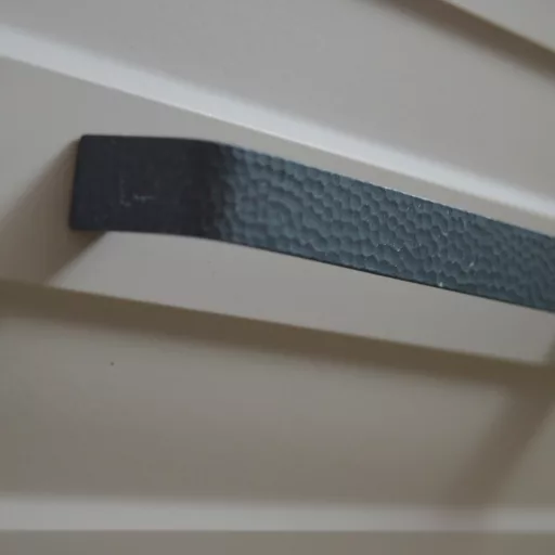 19.4135.53 Metallgriff für Möbel, antik schwarz, Lochabstand 160 mm