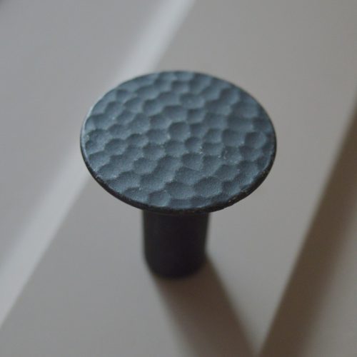 FORGE 19.4136.53 Fém bútorgomb fogantyú, antik fekete színű