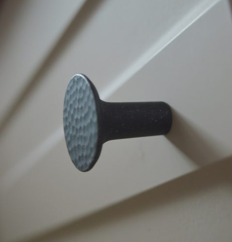 FORGE 19.4136.53 Fém bútorgomb fogantyú, antik fekete színű