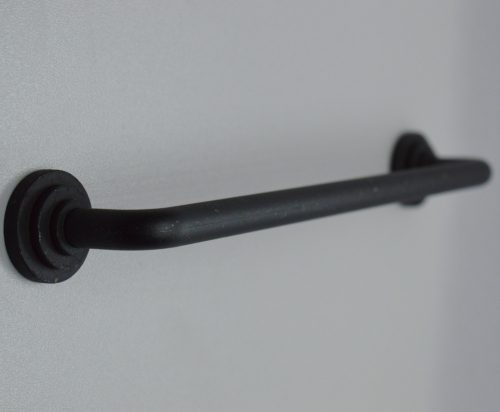 HUGO sötét antik fekete színű, fém bútorfogantyú, 160 mm furattávval