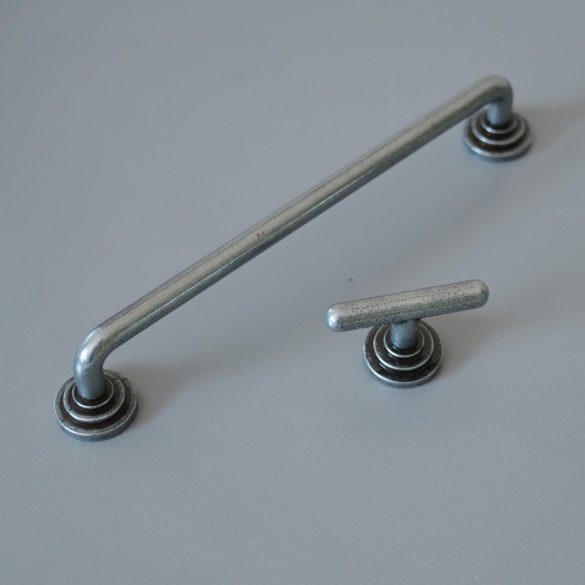 Metall-Möbelgriff, Farbe antikschwarz, 160 mm Lochabstand