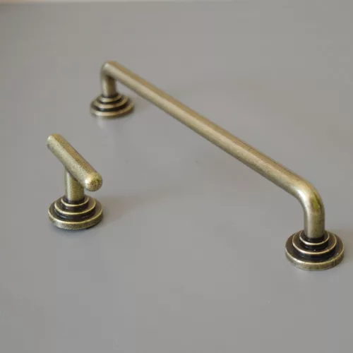 Möbelgriff aus Metall, Farbe Bronze antik, Bohrung 160 mm