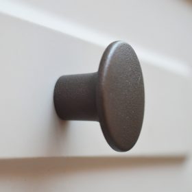 Strukturált barna színű, festett felületű