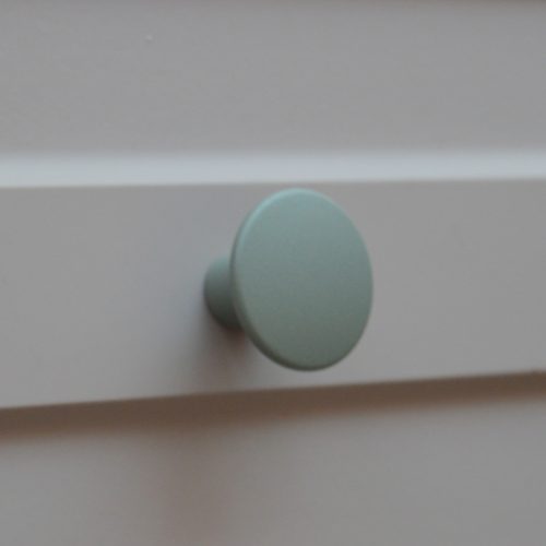 Fém bútorgomb, oliva színű, festett felületű