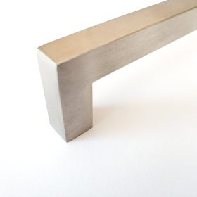   MARINA fém bútorfogantyú, csiszolt nemesacél felületű, 128mm furattávval