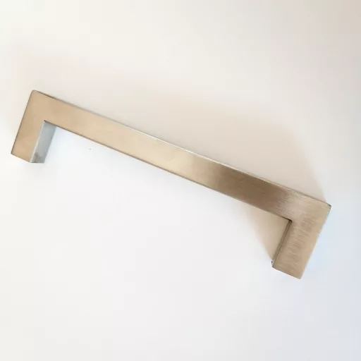 MARINA fém bútorfogantyú, csiszolt nemesacél felületű, 128mm furattávval