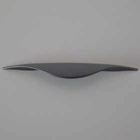   Strukturált fekete színű, fém bútorfogantyú, 128 mm furattávval