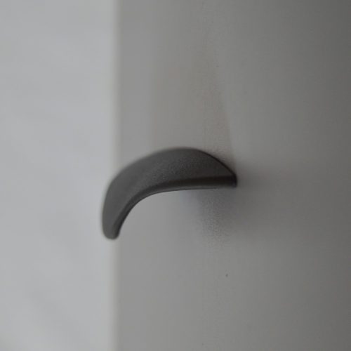 Möbelgriff aus Metall, strukturiert schwarz, mit 128 mm BA