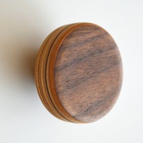   LIVICSE Diófa színfurnér - Bükk maganyag kivitelű egyedi készitésű bútorgomb