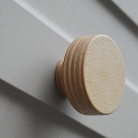   LIVICSE Bükk rétegelt lemez kivitelű, egyedi készitésű bútorgomb