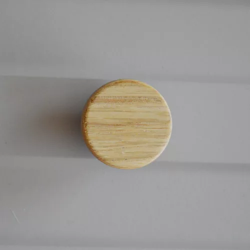 LIVICSE Eiche farbig furniert - Kernbuchenholz Finish Möbelknauf nach Maß