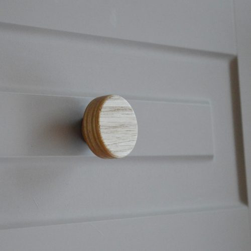 LIVICSE Eiche farbig furniert - Kernbuchenholz Finish Möbelknauf nach Maß