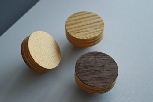 LIVICSE Eiche farbig furniert - Kernbuchenholz Finish Möbelknauf nach Maß