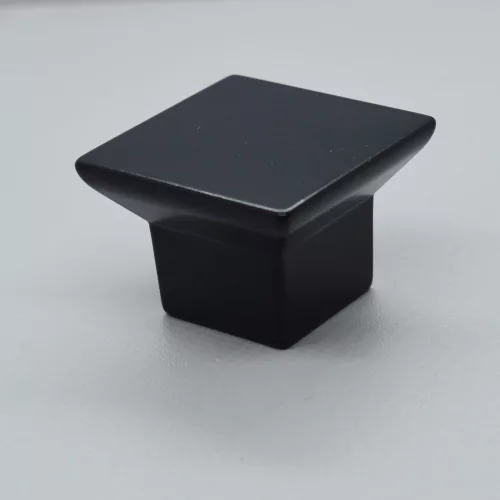 Schwarz lackierter Metall-Möbelgriff mit 16 mm Lochabstand