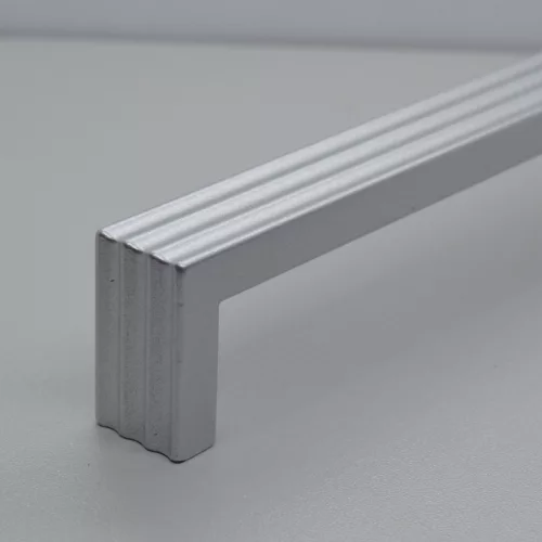 Möbelgriff aus Metall, matt verchromt, BA 128 mm