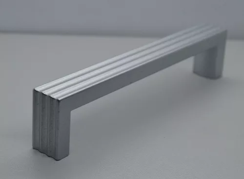 Möbelgriff aus Metall, matt verchromt, BA 128 mm