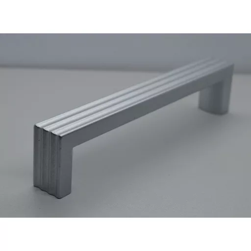 Möbelgriff aus Metall, matt verchromt, BA 128 mm