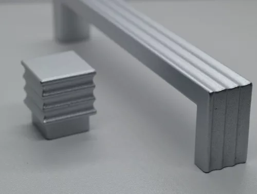 Möbelgriff aus Metall, matt verchromt, BA 128 mm