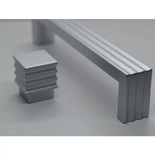 Möbelgriff aus Metall, matt verchromt, BA 128 mm