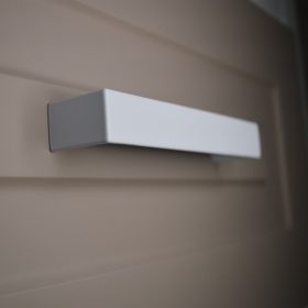   2389_256_FEH, Weiß lackiert, Metall-Möbelgriff mit 256 mm Lochabstand