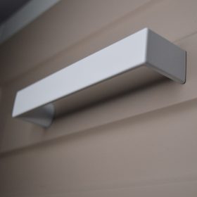   2389_96_FEH, Weiß lackiert, Metall-Möbelgriff mit 96 mm Lochabstand