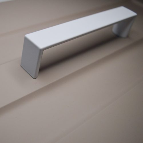 2389_96_FEH, Weiß lackiert, Metall-Möbelgriff mit 96 mm Lochabstand