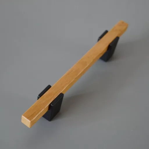 NEW BEAM, fém-lakkozott tölgy bútorfogantyú, 160 mm furattávval