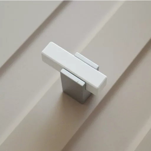 NEW BEAM, Möbelknauf aus lackiertem Eichenholz