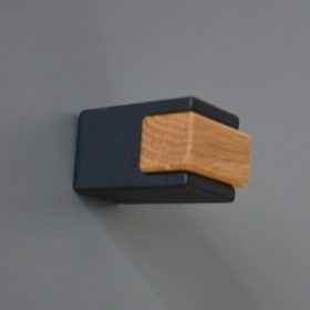 NEW BEAM, fém-lakkozott tölgy bútorgomb