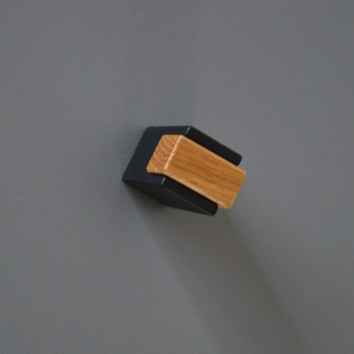 NEW BEAM, fém-lakkozott tölgy bútorgomb