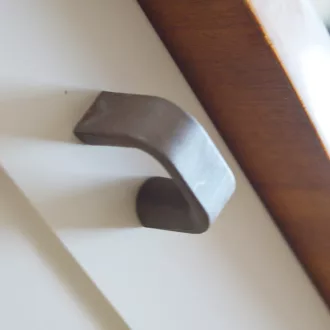   24.4205.02 CISSI Möbelknopf, 32 mm Bohrung – Farbe: Kaffeebraun 