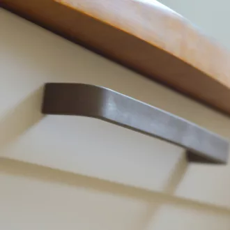   24.4206.02 CISSI Möbelgriff, 160 mm Bohrung – Farbe: Kaffeebraun