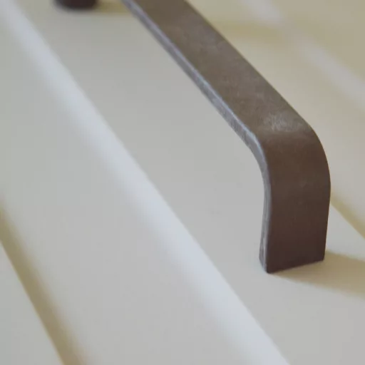 24.4206.02 CISSI Möbelgriff, 160 mm Bohrung – Farbe: Kaffeebraun