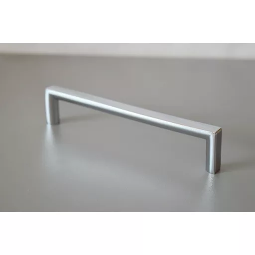 Glänzend verchromter Metall-Möbelgriff mit 128 mm BA