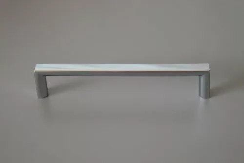 Glänzend verchromter Metall-Möbelgriff mit 128 mm BA