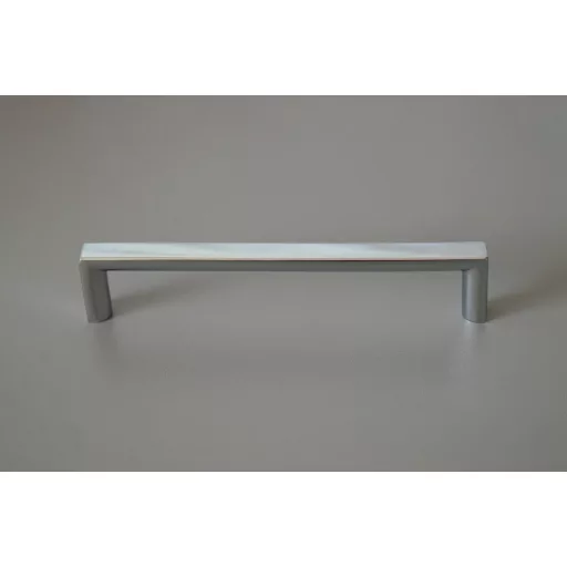 Glänzend verchromter Metall-Möbelgriff mit 128 mm BA