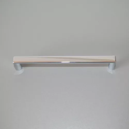 Glänzend verchromter Metall-Möbelgriff mit 128 mm BA