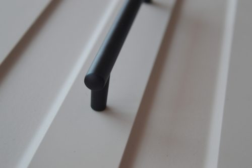 2546_128_MF, rúd fogantyú, Matt fekete színű, fém bútorfogantyú 128 mm furattáv