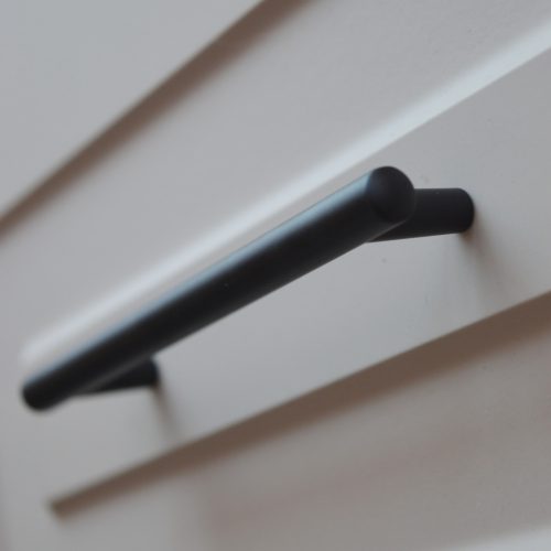 2546_128_MF, rúd fogantyú, Matt fekete színű, fém bútorfogantyú 128 mm furattáv