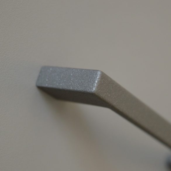 Antrazitgrauer Metall-Möbelgriff mit 128 mm Lochabstand