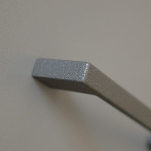 Antrazitgrauer Metall-Möbelgriff mit 256 mm Lochabstand