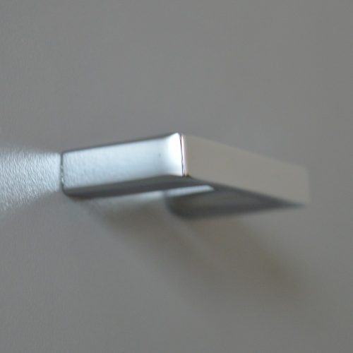 Glänzend verchromter Metall-Möbelgriff mit 32 mm BA