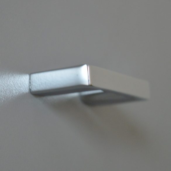 Glänzend verchromter Metall-Möbelgriff mit 32 mm Lochabstand