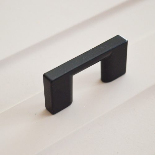 2576_FEK_32, Fém bútorfogantyú, fekete színű, 32 mm furattávval