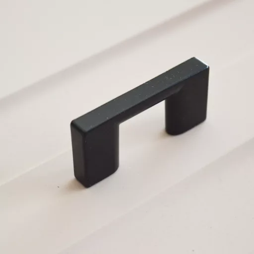 2576_FEK_32, Fém bútorfogantyú, fekete színű, 32 mm furattávval