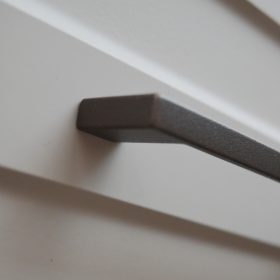   2576_PMO_128  fém bútorfogantyú, strukturál, csokibarna színű, 128 mm furattávval