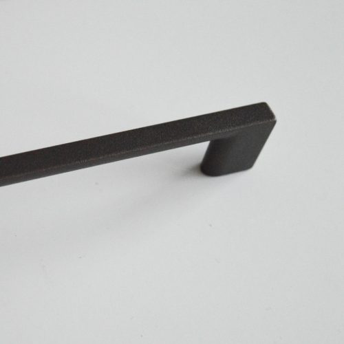 2576_PMO_128  fém bútorfogantyú, strukturál, csokibarna színű, 128 mm furattávval