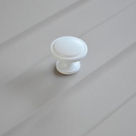 2786_feher Festett fehér színű, fém bútorgomb