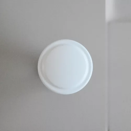 2786_feher Weiß lackierter Metallknopf