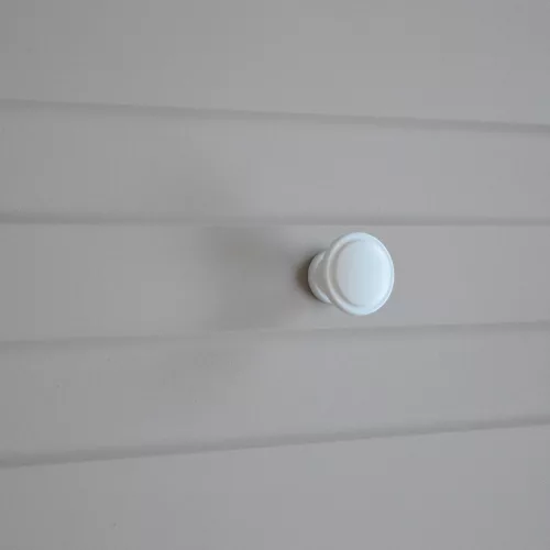 2786_feher Weiß lackierter Metallknopf